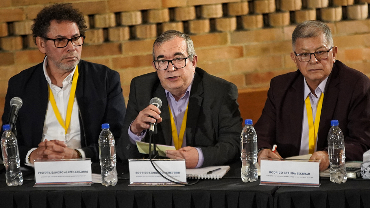 Pastor Alape, Rodrigo Londoño y Pablo Catatumbo, integrantes del último secretariado de las extintas Farc.

Crédito: Colprensa.
