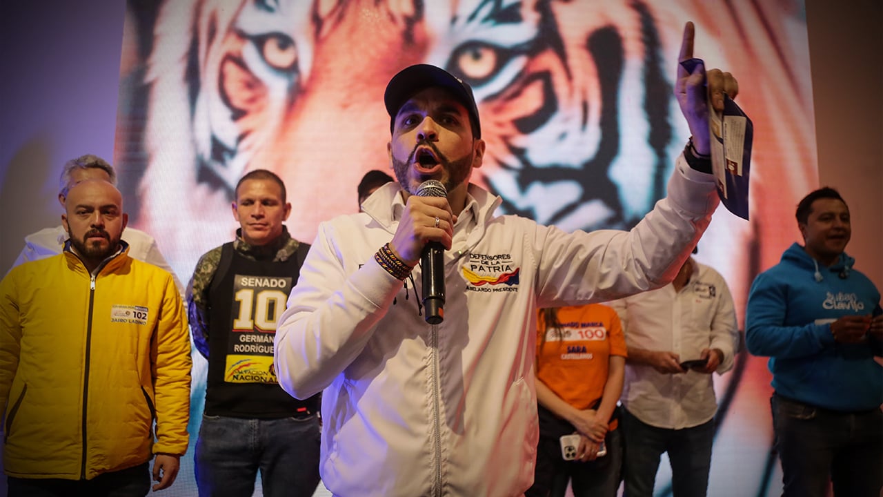 Imagen principal del artículo 'Abelardismo versus Abelardistas.com: la tensión en la campaña de De la Espriella entre la estructura tradicional y la maquinaria digital'