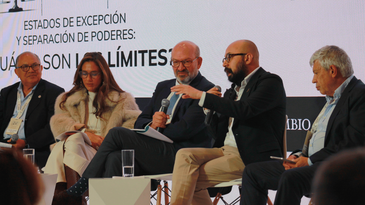 Amylkar Acosta, exministro de Energía; Natalia Gutiérrez, presidenta de Acolgen; Mauricio Rodríguez, moderador del panel; Carlos Carrillo, director de la Unidad Nacional para la Gestión del Riesgo de Desastres (UNGRD); Jorge Iván González, elexdirector del Departamento Nacional de Planeación.