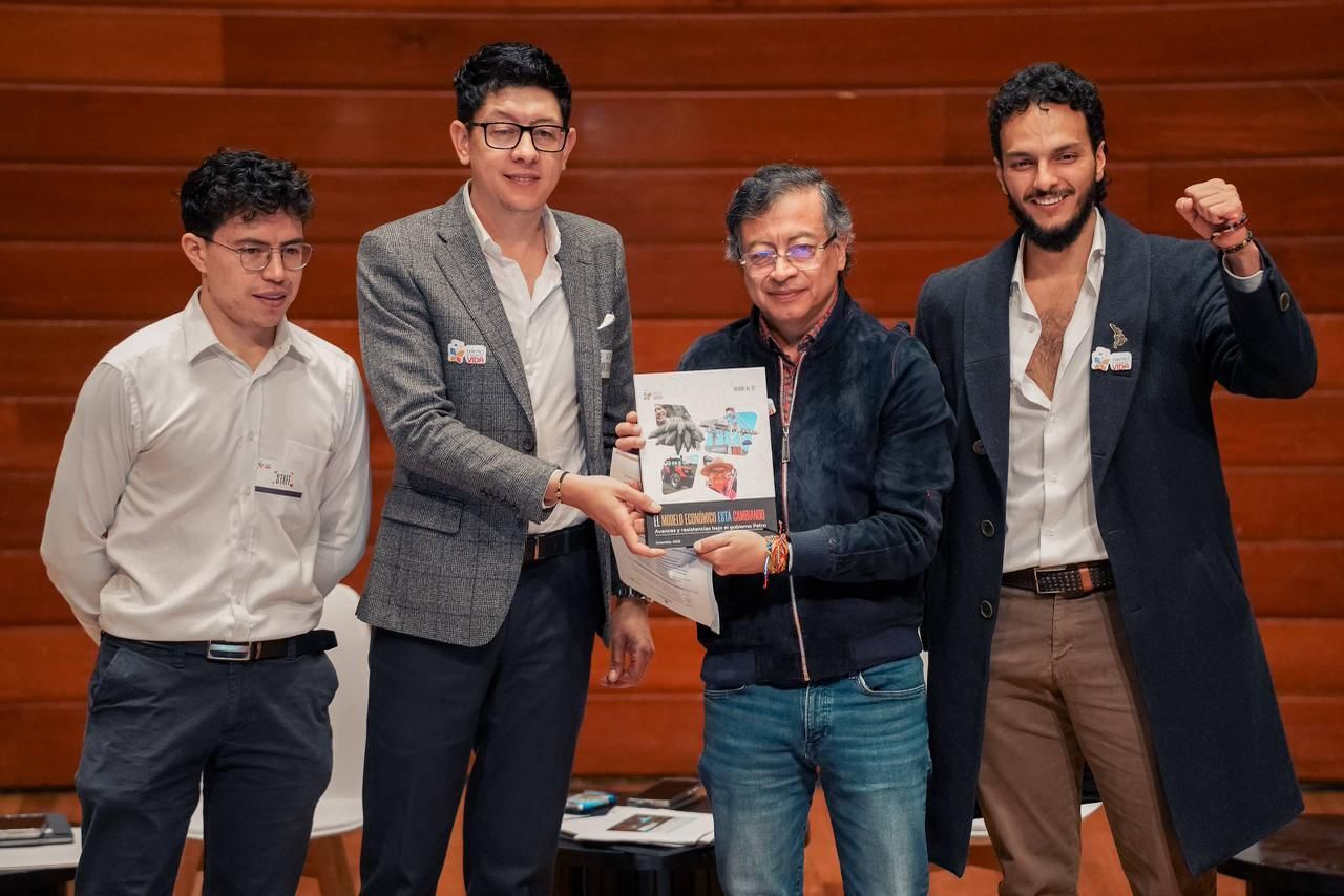 El presidente Gustavo Petro recibe el informe sobre el modelo económico durante su presentación en Bogotá