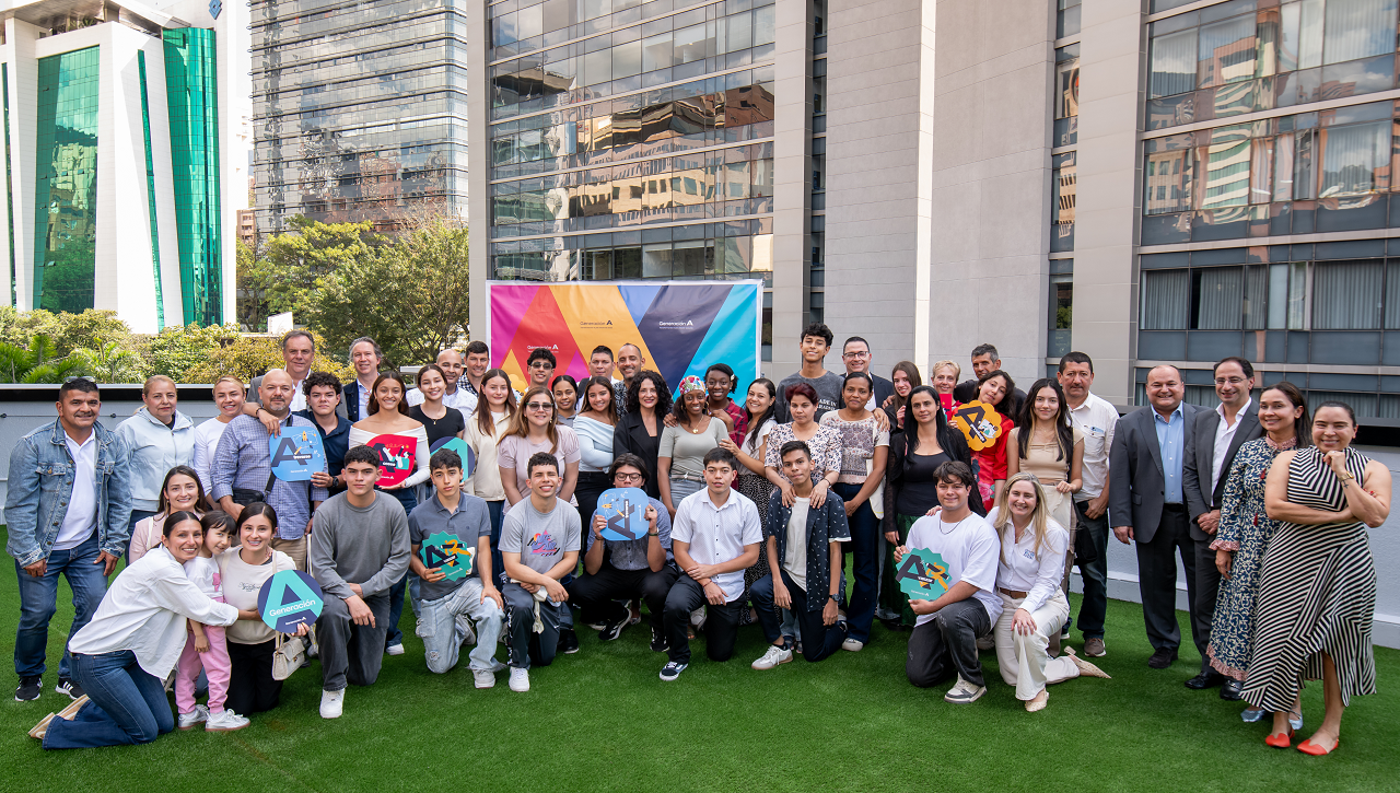 Un grupo de los becarios de Generación A, junto a sus familias, representantes de la Fundación Argos y de las tres universidades aliadas. Foto Cortesía.