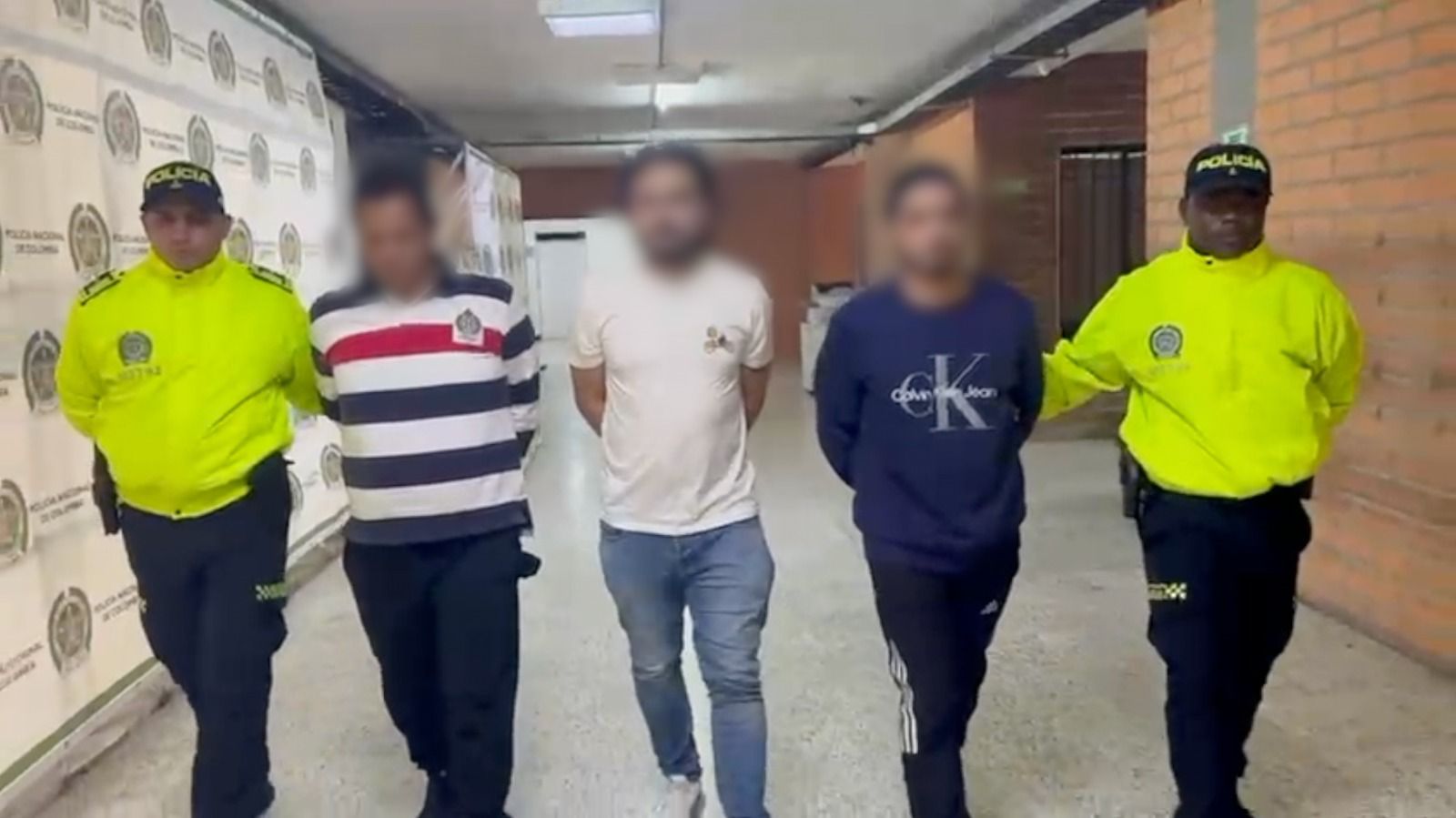 Los tres capturados eran solicitados en extradición por un corte de los Estados Unidos.