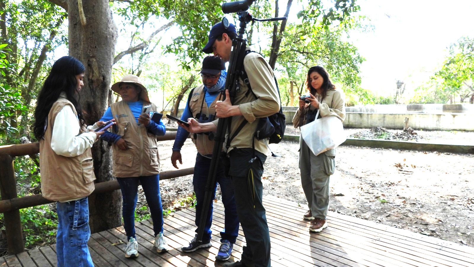 Amarilis Ayala y Neil Castro (ambos con camiseta azul), guías de la Asociación Comunitaria Restaurando Hábitats.