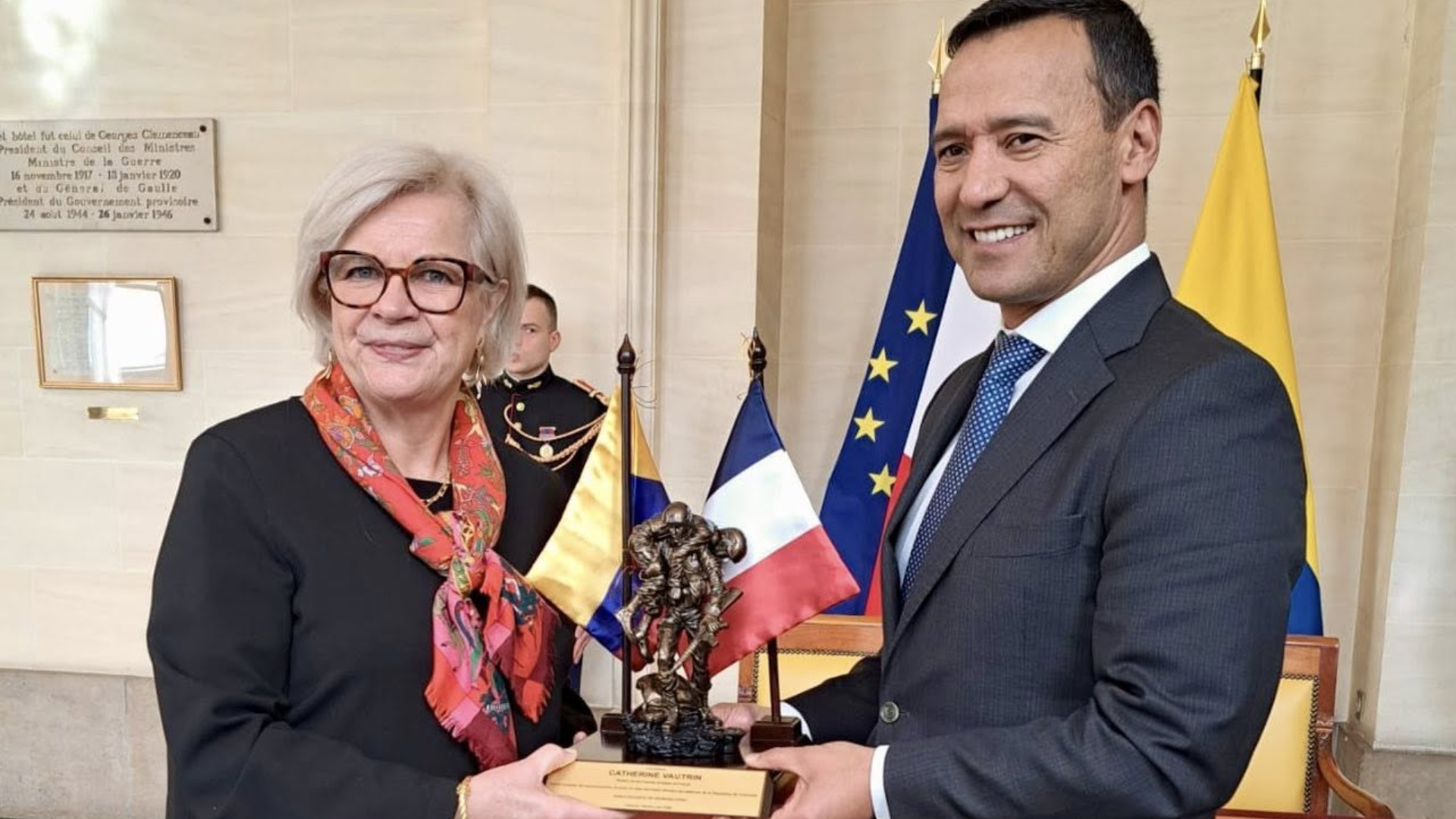 El ministro de defensa colombiano Pedro Sánchez junto a la ministra de las fuerzas armadas de Francia Catherine Vautrin Pennaforte. Foto: Embajada de Francia en Colombia