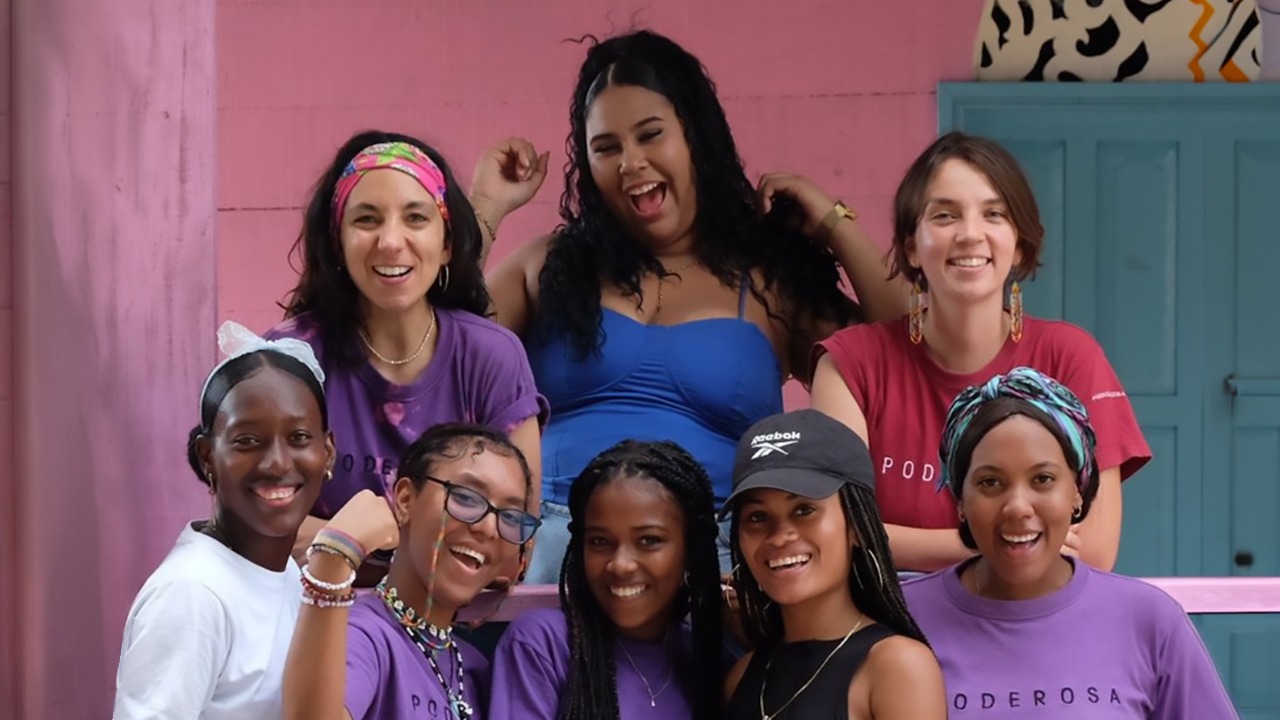 Mariana Sanz De Santa María junto a la comunidad de Poderosas. Créditos: Cortesía Poderosas.