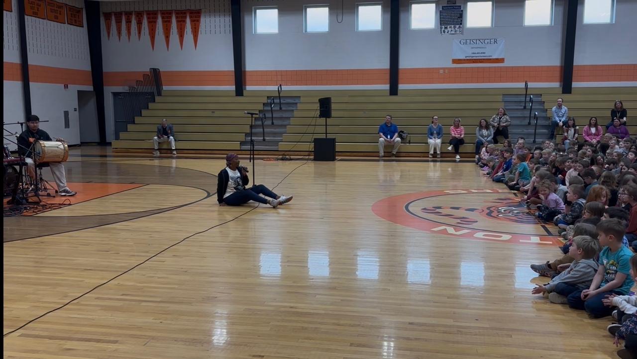 Nidia Góngora en uno de sus encuentros en colegios de Pensilvania.