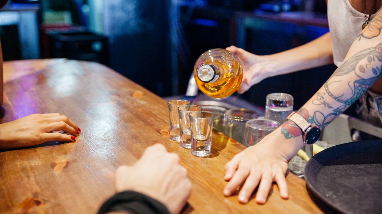 La Corte Constitucional ordenó a una alcaldía dialogar con la comunidad y adoptar las medidas necesarias para garantizar los derechos fundamentales de menores de edad y adultos mayores afectados por el ruido de discotecas y bares de la zona.