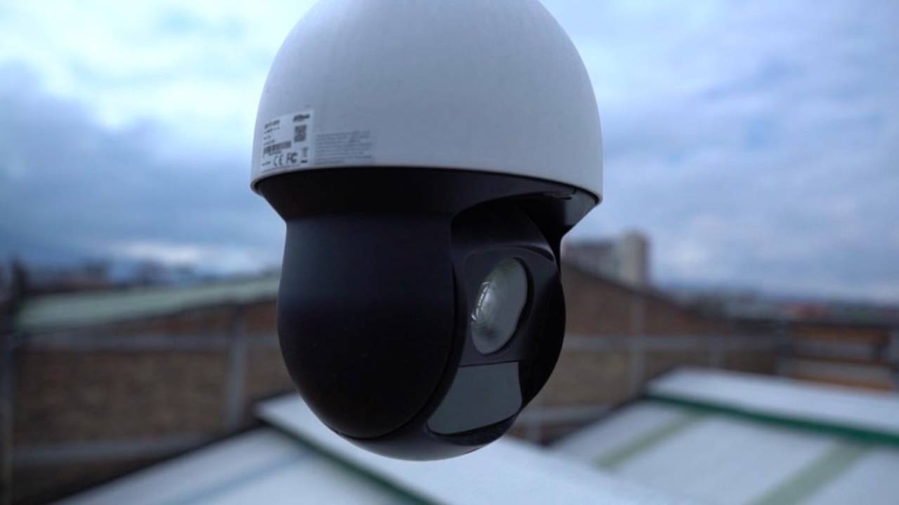 Cámara de seguridad ubicada en un barrio residencial. Crédito: Alcaldía de Bogotá.