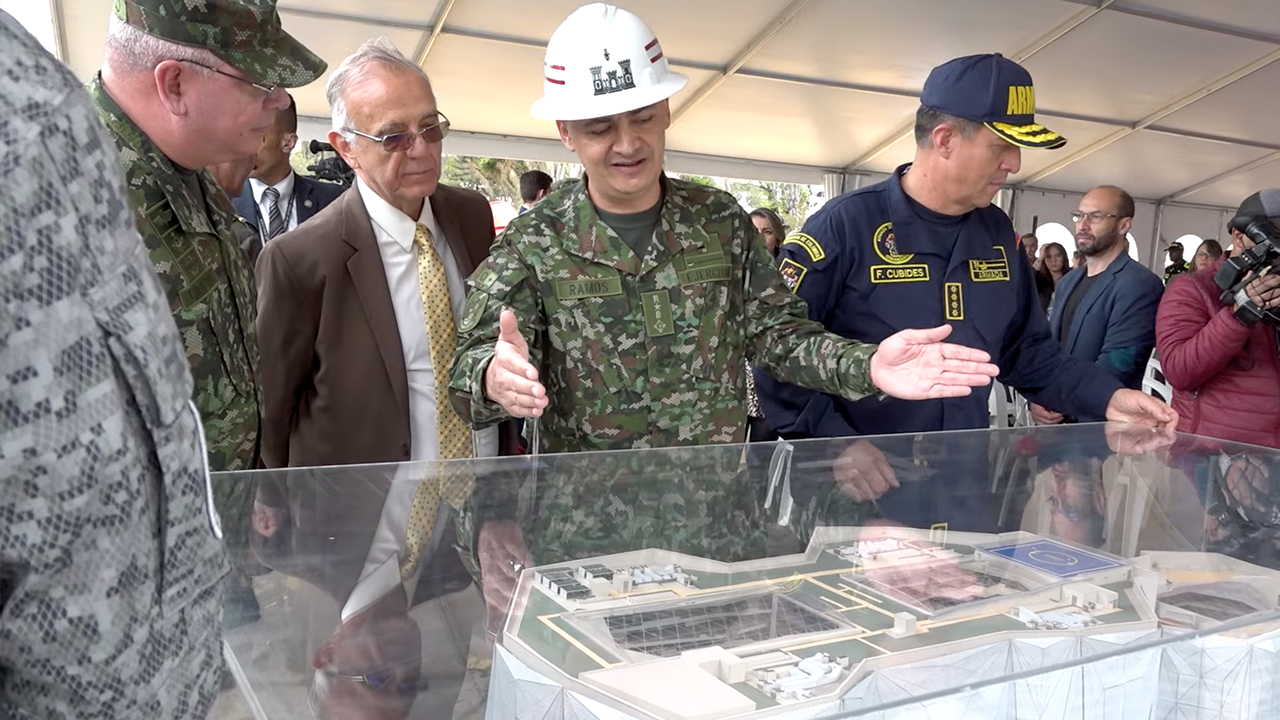 El entonces ministro de Defensa Iv&aacute;n Vel&aacute;squez puso la primera piedra del edificio Fortaleza.