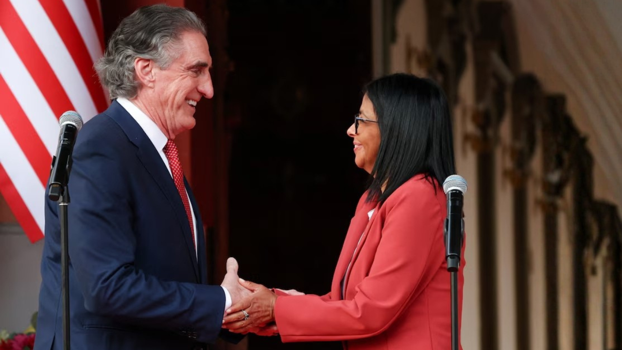 Secretario de Interior de Estados Unidos, Doug Burgum y la presidenta encargada de Venezuela, Delcy Rodríguez. Crédito: Reuters/ Leonardo Fernandez Viloria.