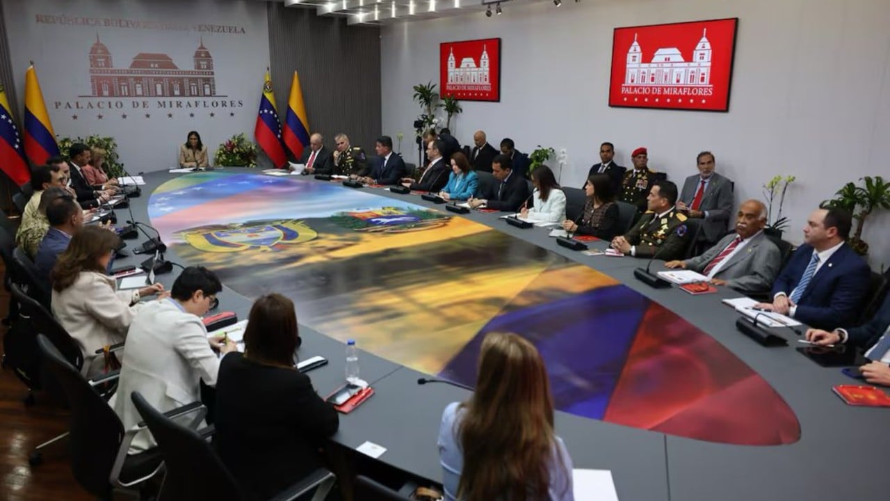 Reunión de delegación colombiana con Gobierno venezolano. Créditos: @PedroSanchezCol