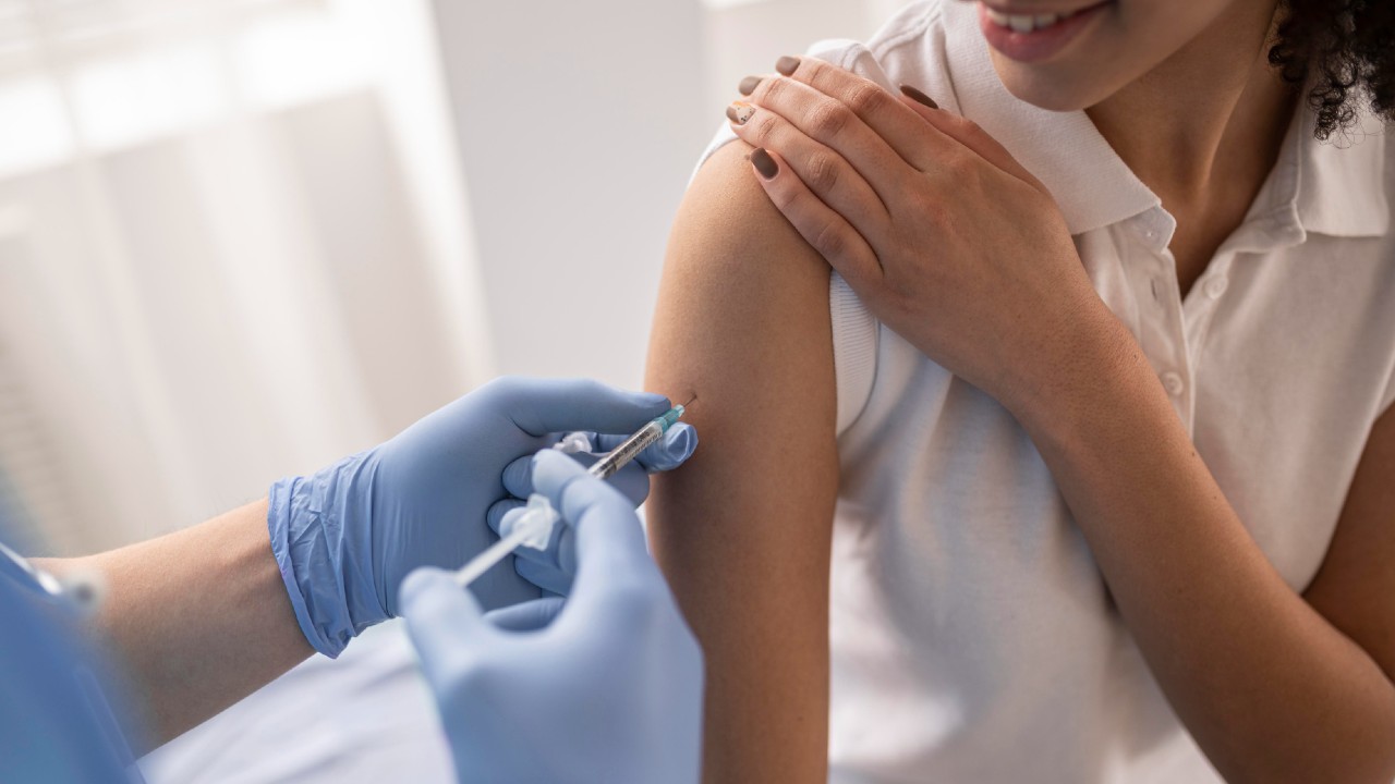 Los colombianos deben vacunarse contra el sarampión antes de viajar al exterior. Créditos: Freepik