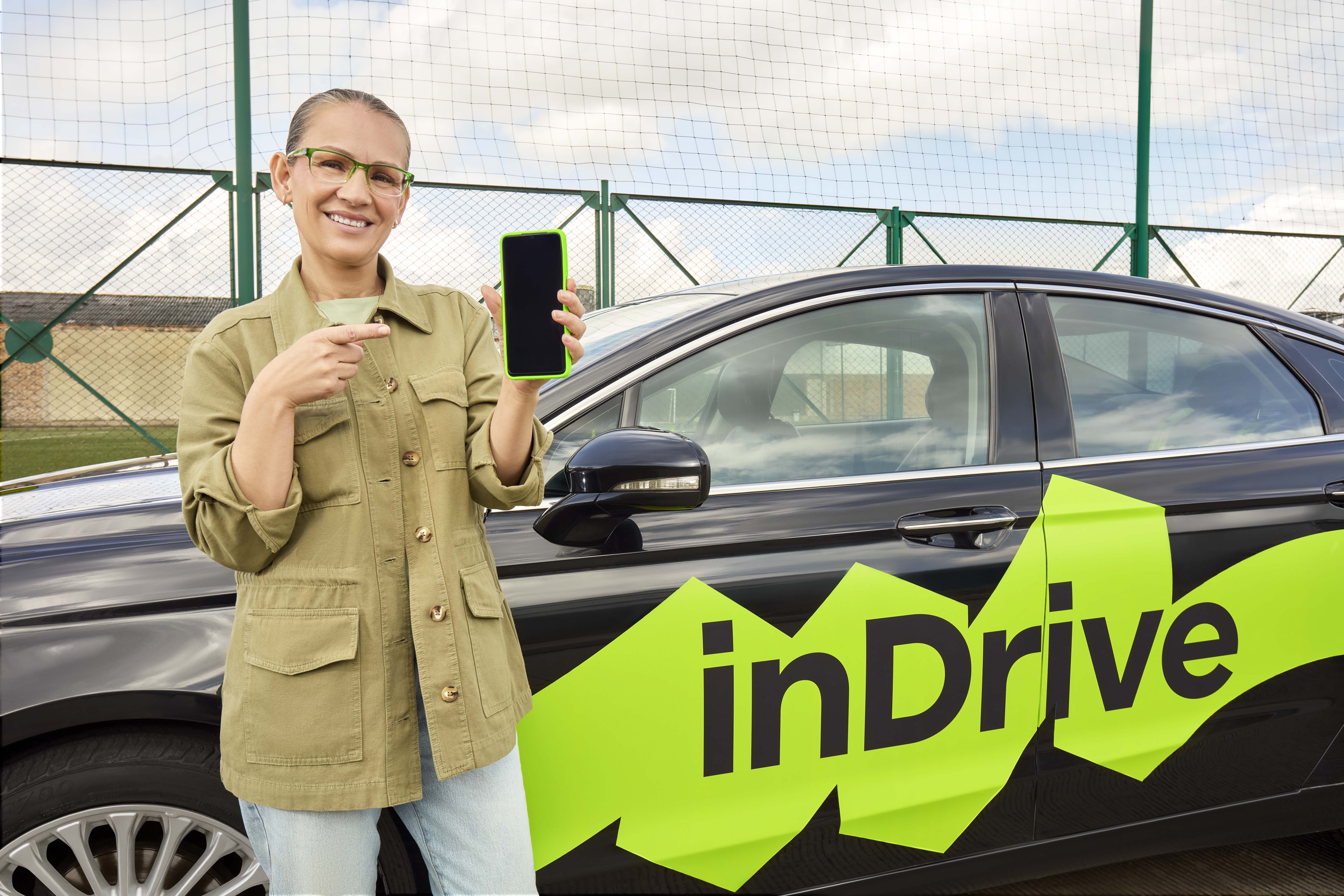 Como conductora en inDrive, Sandra Téllez encontró la autonomía y el control de su tiempo, logrando así equilibrar entre generar ingresos, compartir en familia y encargarse de su hogar I FOTO: inDrive - Sandra Téllez