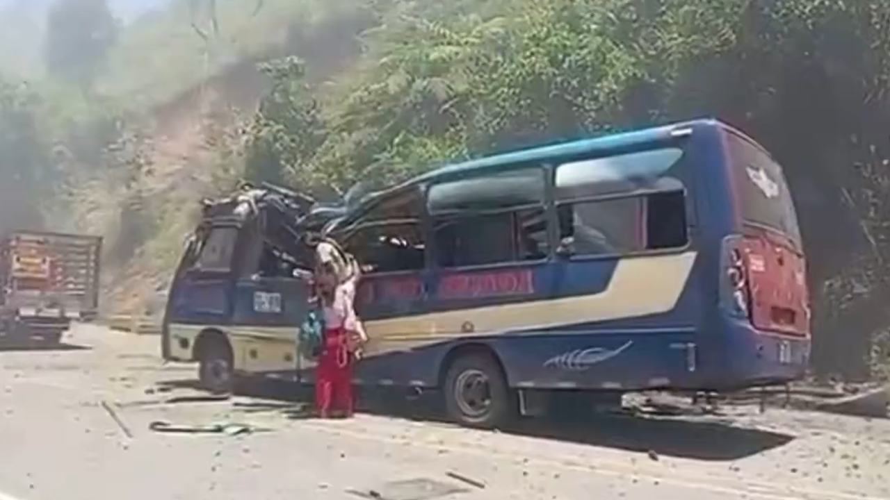 El Instituto Nacional de Medicina Legal y Ciencias Forenses confirmó de manera preliminar la muerte de 19 personas luego del atentado en la vía Panamericana, en el municipio de Cajibío, Cauca. Crédito: Redes sociales.