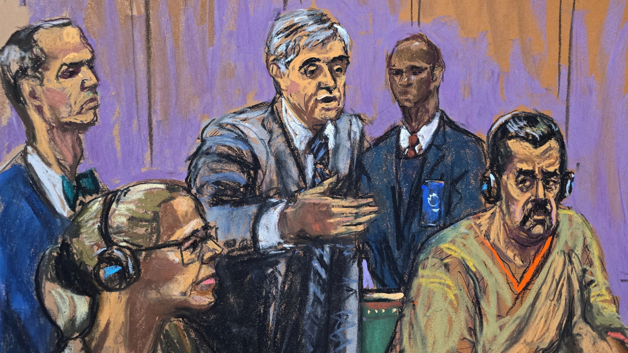 El expresidente venezolano Nicolás Maduro, acompañado de su esposa, Cilia Flores, el abogado de Flores, Mark Donnelly, y el abogado de Maduro, Barry Pollack, asisten a una audiencia en New York.