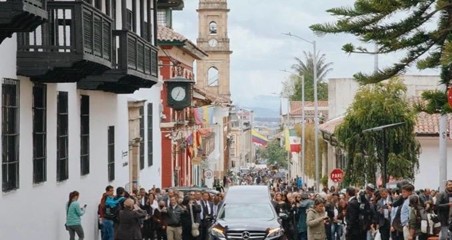 Fotograma del documental 'Gracias Botero'. Muestra la llegada del féretro del maestro al Museo Botero en La Candelaria, Bogotá.