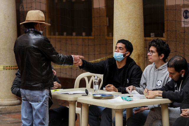¿Quiénes son esas personas que reciben a los votantes en las mesas?: CAMBIO, la Registraduría y académicos responden la pregunta. FOTO: Colprensa.