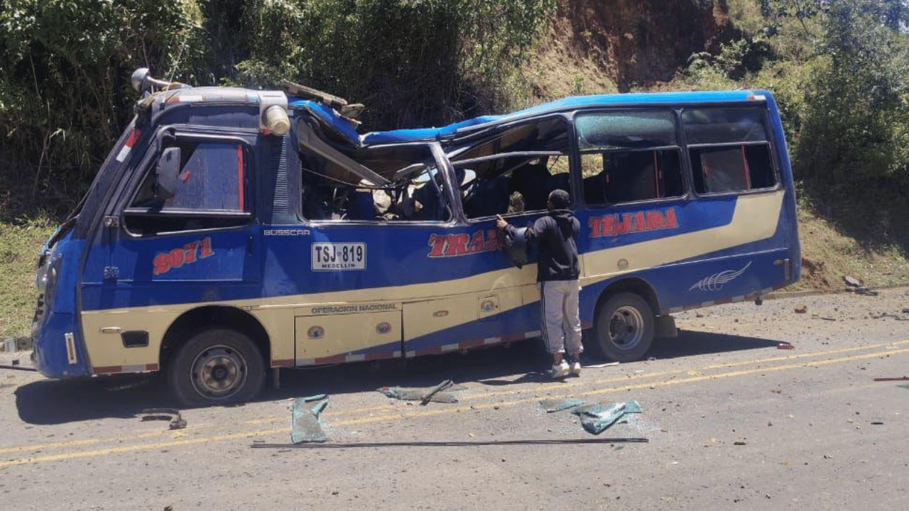 Imagen compartida por uno de los testigos que muestra una buseta afectada por los explosivos.