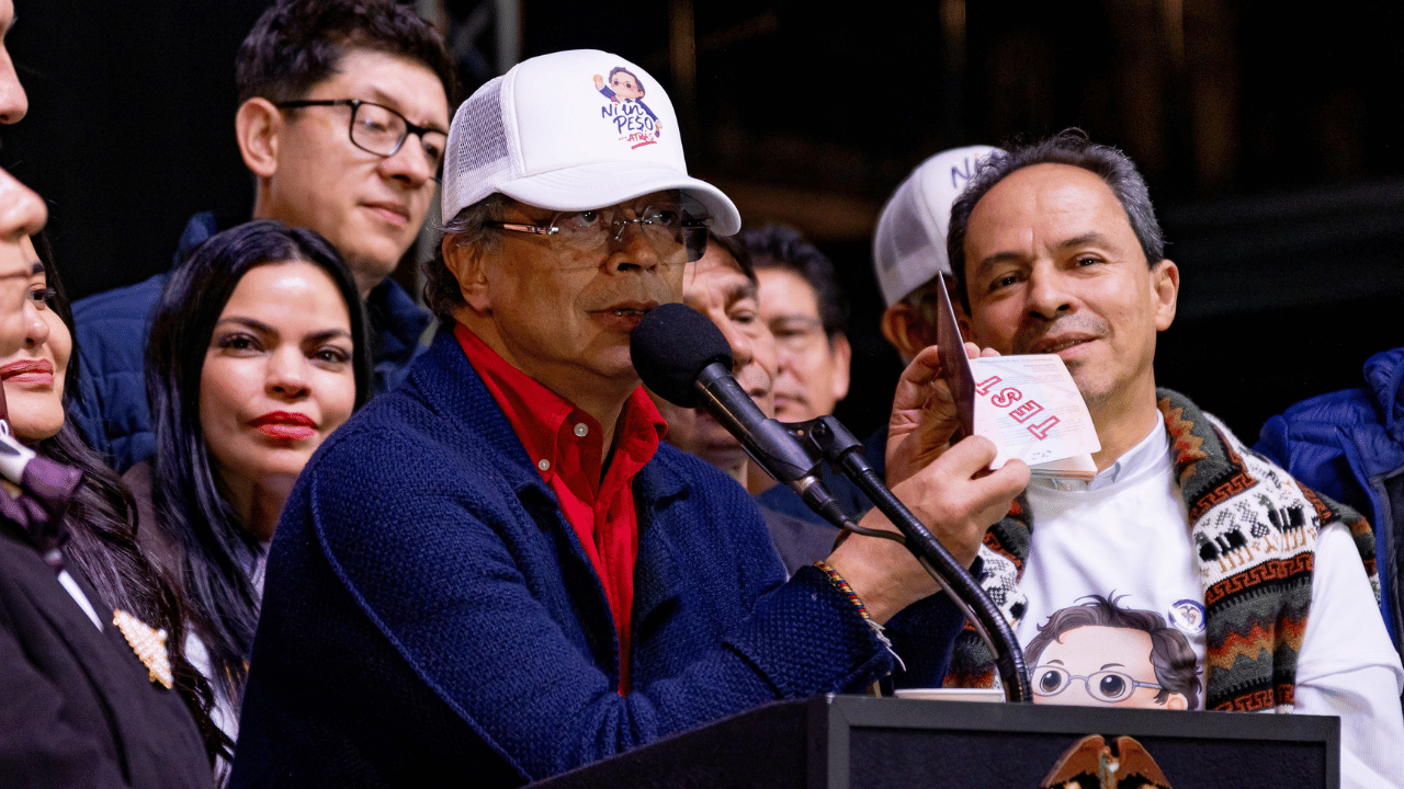 El 19 de febrero el presidente Gustavo Petro cuando el presidente Gustavo Petro presentó el nuevo pasaporte en la Plaza de Bolívar.