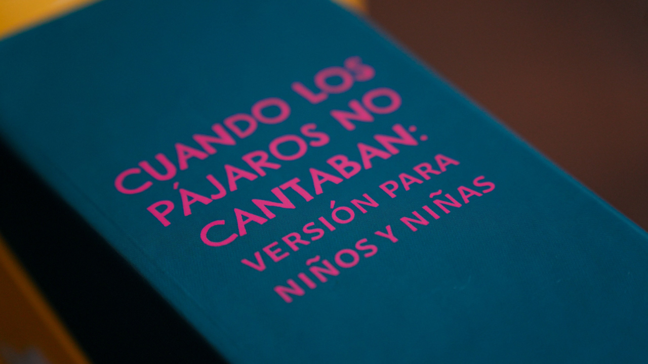 Cuando los pájaros no cantaban para niños y niñas. La versión ilustrada del Informe Testimonial de la Comisión de la Verdad.