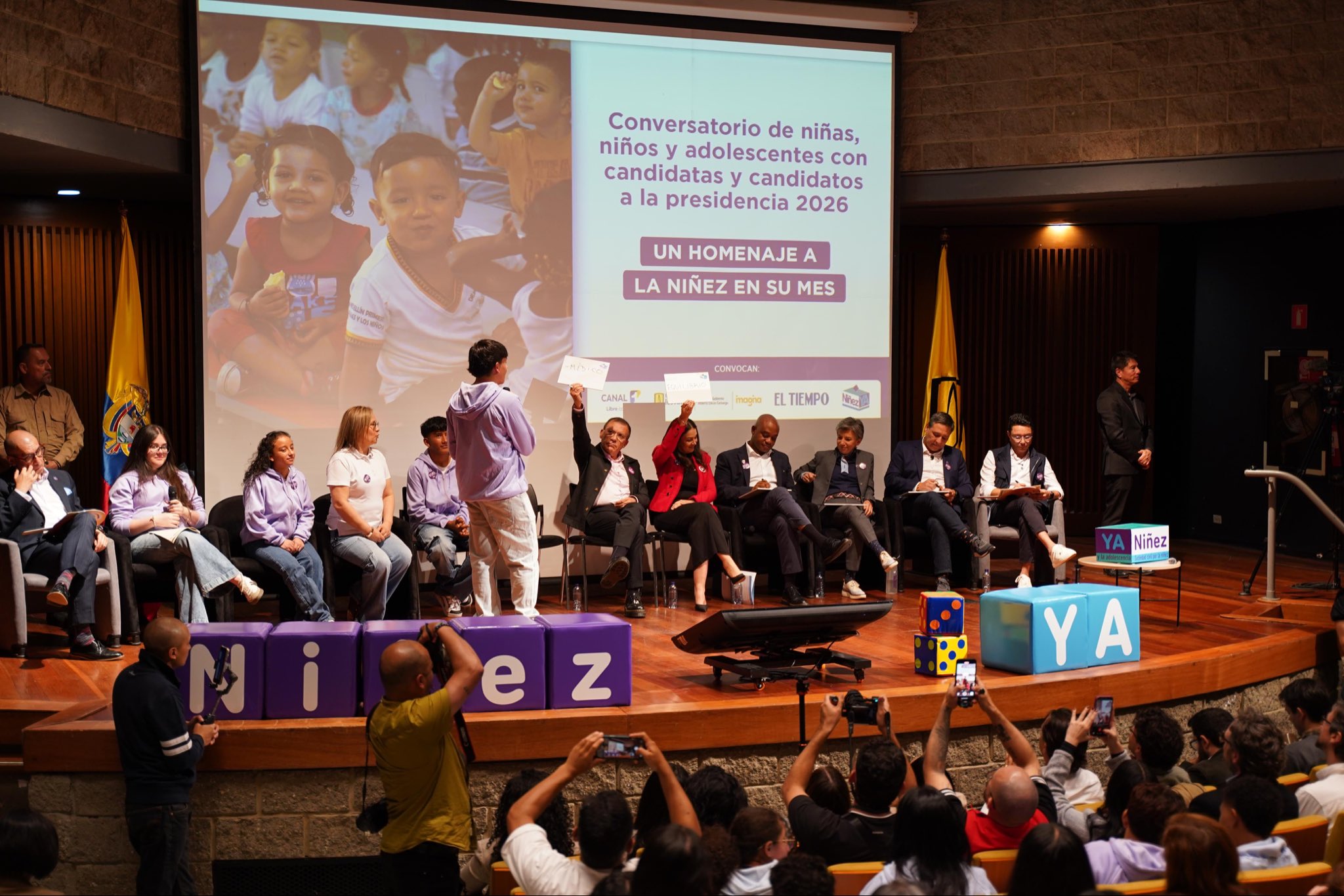 Niñas, niños y adolescentes toman la palabra y cuestionan a candidatos presidenciales durante un conversatorio en la Universidad de los Andes