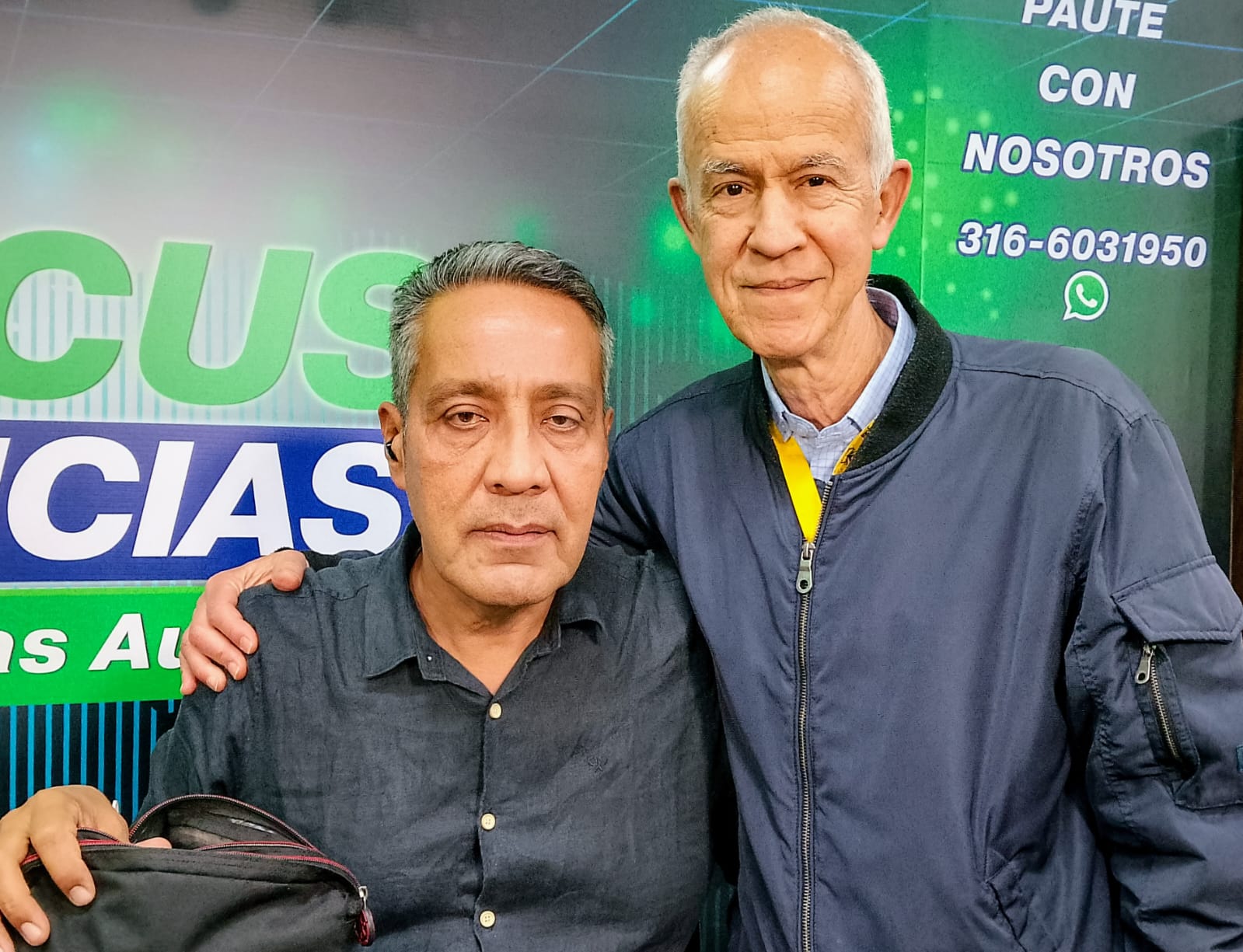 Florencio Sánchez (izquierda) con el periodista, escritor y docente Eduardo Yáñez Canal, quien fue su tutor en la maestría de Periodismo de la Universidad Jorge Tadeo Lozano.