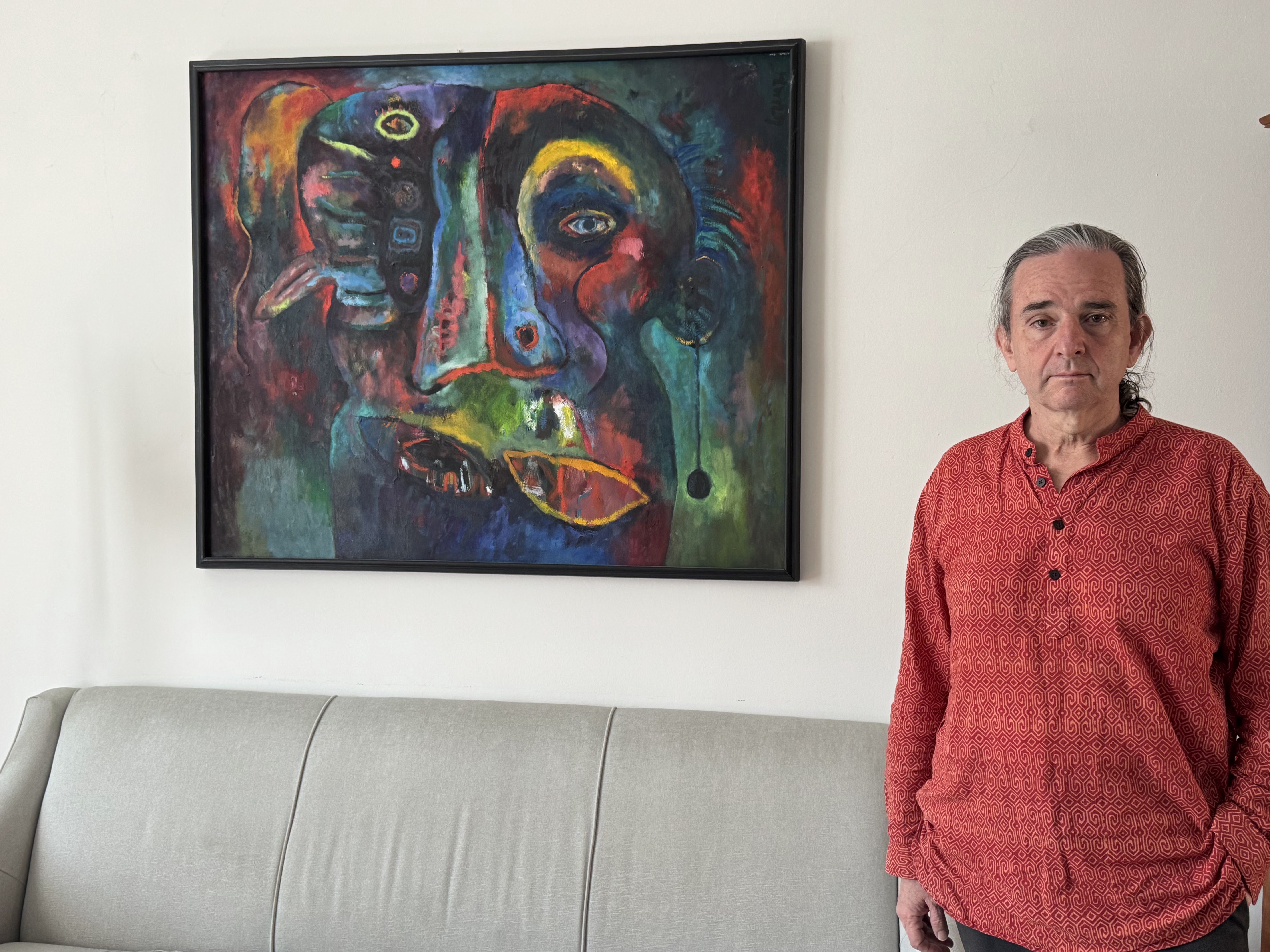 Alejandro López junto al cuadro de Lorenzo Jaramillo que menciona en uno de sus cuentos de 'La Nochebuena del puma'.