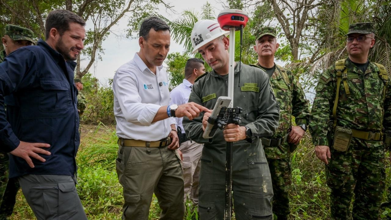 El ministro de Defensa, Pedro Sánchez, visitó la zona para verificar la denuncia periodística. Foto: Ministerio de Defensa.