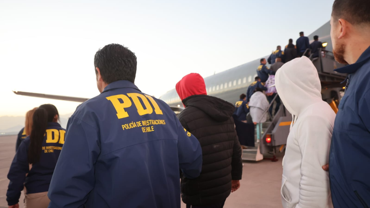 El presidente de Chile, José Antonio Kast, ordenó  el envío del primer vuelo con 40 migrantes deportados. Crédito: Policía De Investigaciones De Chile.