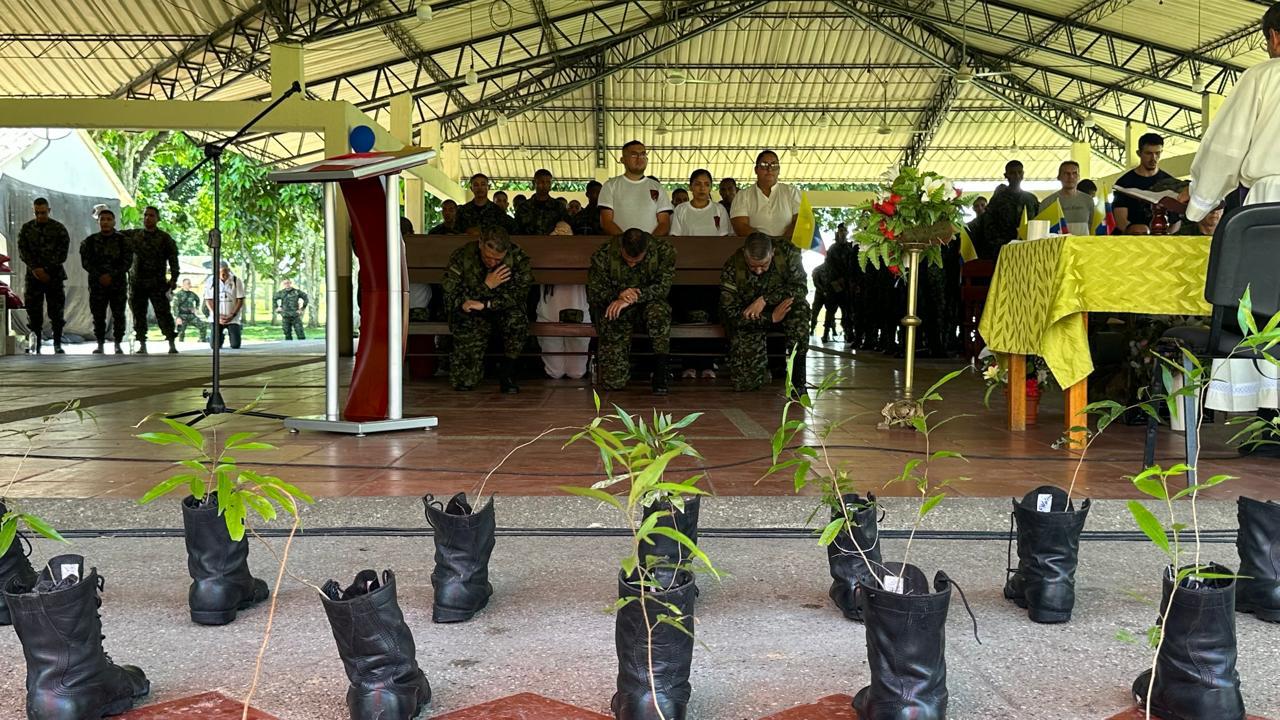En la base de la Fuerza Naval de la Amazonía  los altos mandos de las Fuerzas Militares y del Ejército rindieron un homenaje a los 69 uniformados muertos en el avión hércules en el Putumayo.