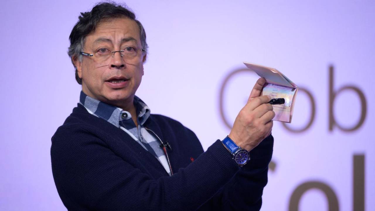 El 19 de febrero, Petro mostró el nuevo pasaporte ante una multitud y aseguró que ya estaba lista la producción. Un acta de la Procuraduría del 23 de abril revelaría que, a esa fecha, la Imprenta solo había fabricado 1.500 muestras sin validez para ciudadanos. Crédito: Cancillería.