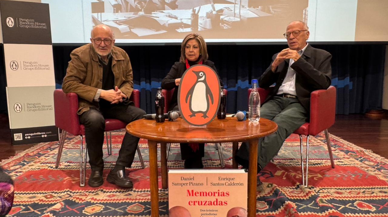 Daniel Samper Pizano y Enrique Santos Calderón con Cecilia Orozco durante el lanzamiento del libro en la biblioteca del Gimnasio Moderno.