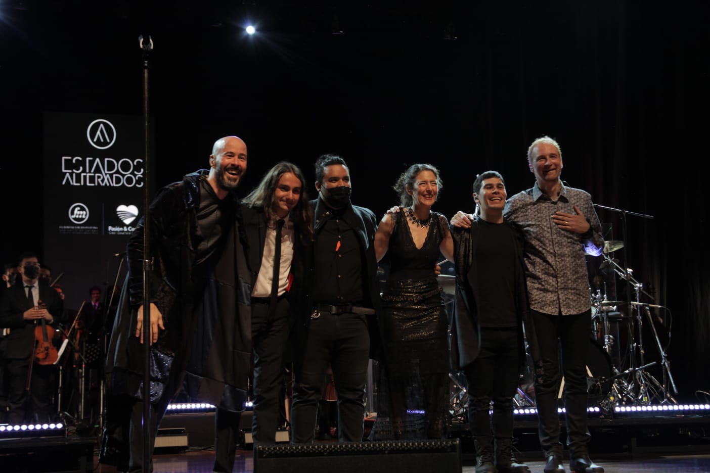 Los integrantes de Estados Alterados y Alejandro Vásquez, director de La Metro, al concluir el concierto en vivo que ofrecieron en 2021 en el Teatro Metropolitano de Medellín. Ese concierto dio origen al álbum 'Sinfónico'.
.