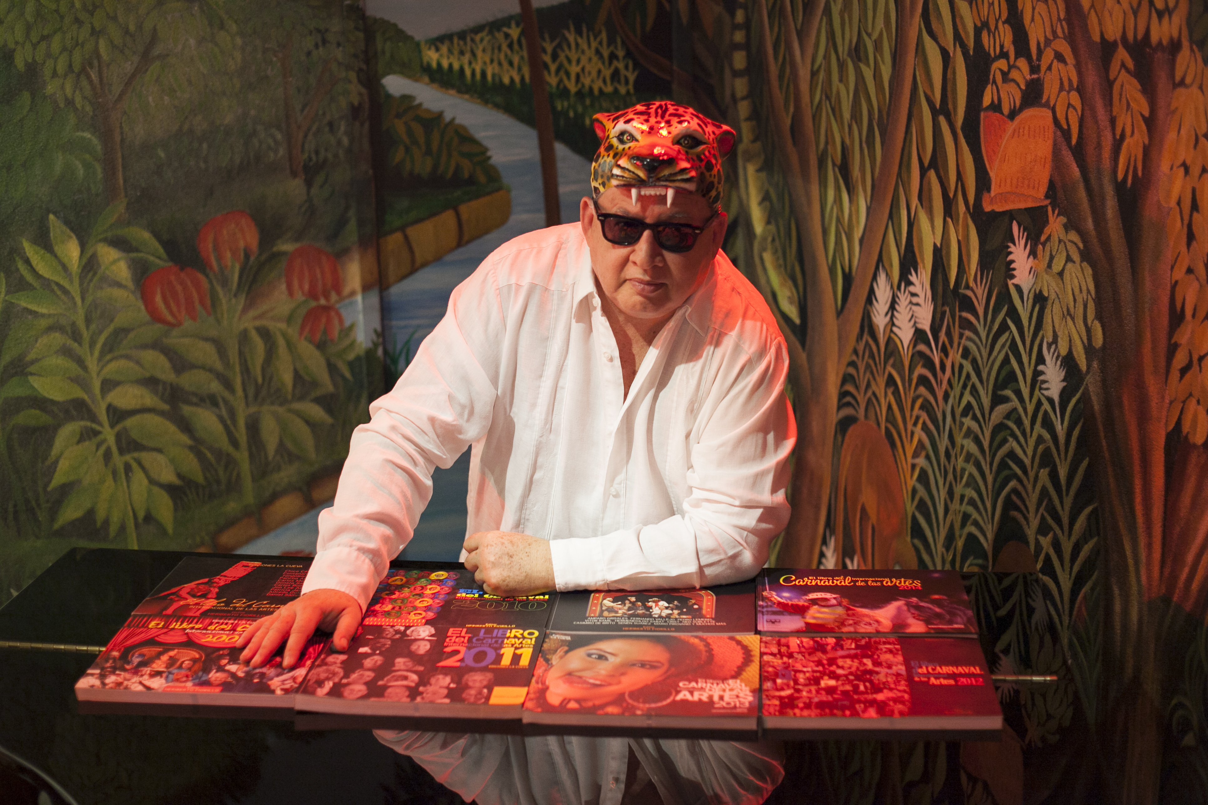 ¡No he visto un ser más creativo que Fiorillo! Se me presentó a la oficina como siempre, con gafas oscuras, camisa de flores y su inefable folder marrón. Se veía ansioso. Además de un breve abrazo y un saludo, no dijo más nada y de pronto, como casi siempre hacía, se quitó las gafas y empezó a leer en tono solemne unas cuartillas.  Foto: Cortesía