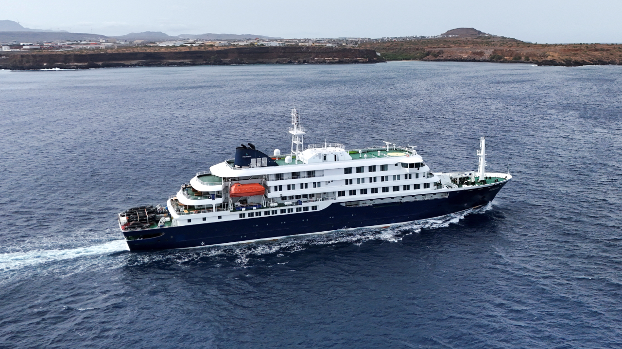 Vista aérea del crucero MV Hondius, que transporta pasajeros sospechosos de tener casos de hantavirus a bordo. Foto: Reuters