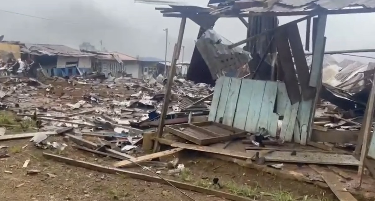 La activación de una carga explosiva en zona rural del corregimiento El Plateado dejó varias personas muertas y heridas .