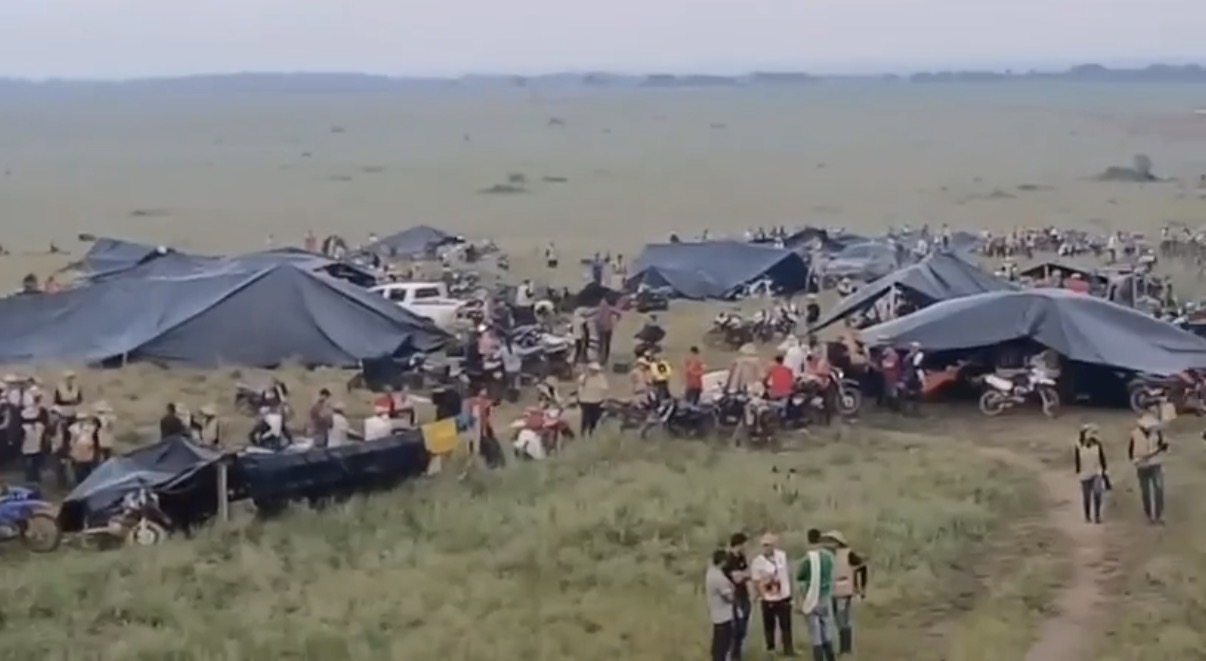 Comunidades en los llanos del Yari, han sido obligados a tomarse tierras para sacar a la fuerza pública de la zona.