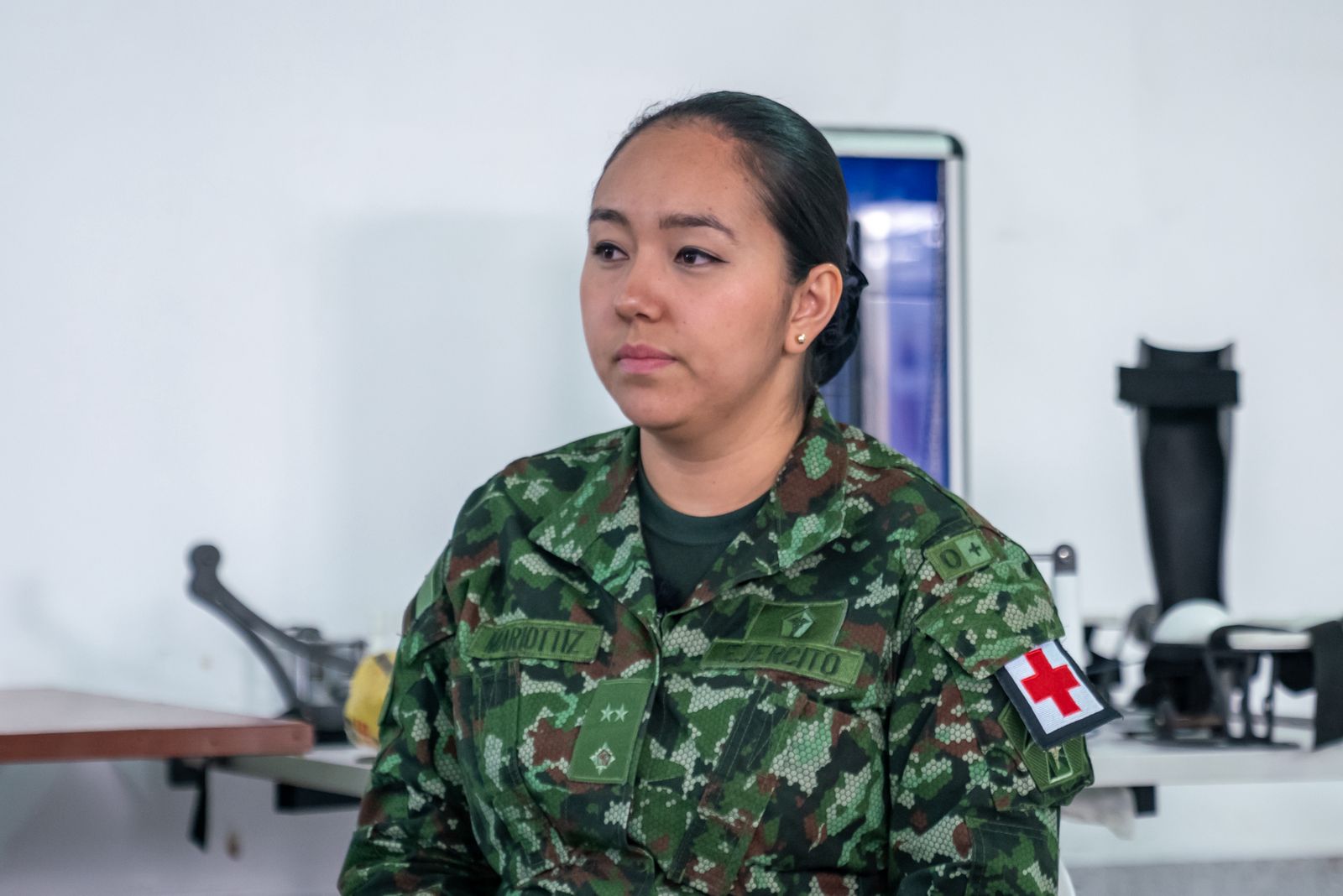 La teniente  Acuña  es madre y médica militar roles  no separados,   en los que se destaca diariamente.