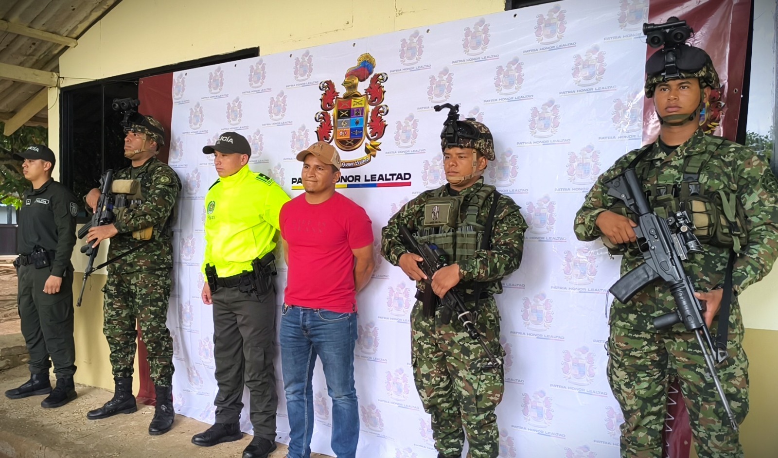 Las autoridades capturaron a alias Cachetes, integrante del bloque  Jorge Suárez Briceño, de las disidencias de las Farc encargado de realizar acciones terroristas en el suroriente del país.