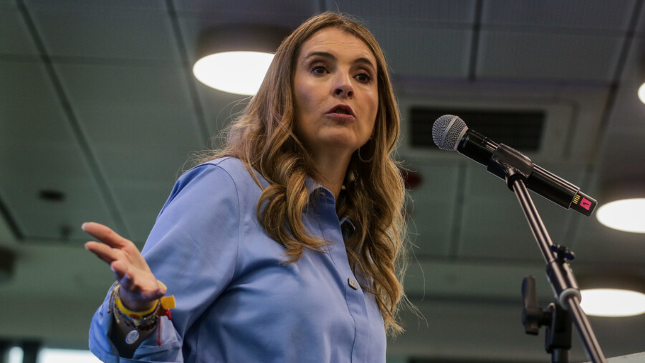 Paloma Valencia criticó las medidas de seguridad utilizadas por Abelardo de la Espriella y aseguró que no necesita una urna de cristal para hacer combatir a los grupos ilegales del país. Crédito: Colprensa.