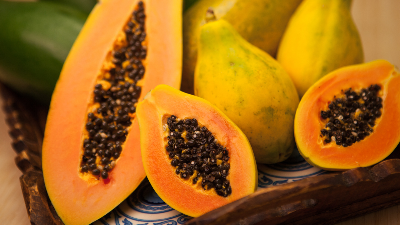 Un grupo de estudiantes de la Universidad Privada Franz Tamayo (Unifranz), en El Alto en Bolivia, desarrolló un producto con potencial efecto anticonceptivo masculino reversible a partir de semillas de papaya. Crédito: Canva Pro.