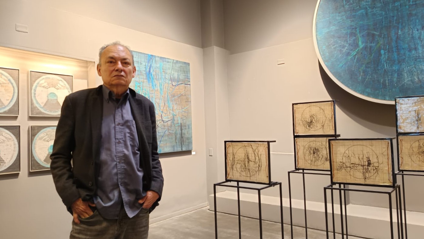 Carlos Salas y su exposición 'Vislumbres, desde lo profundo del taller' en Galería Baobah.