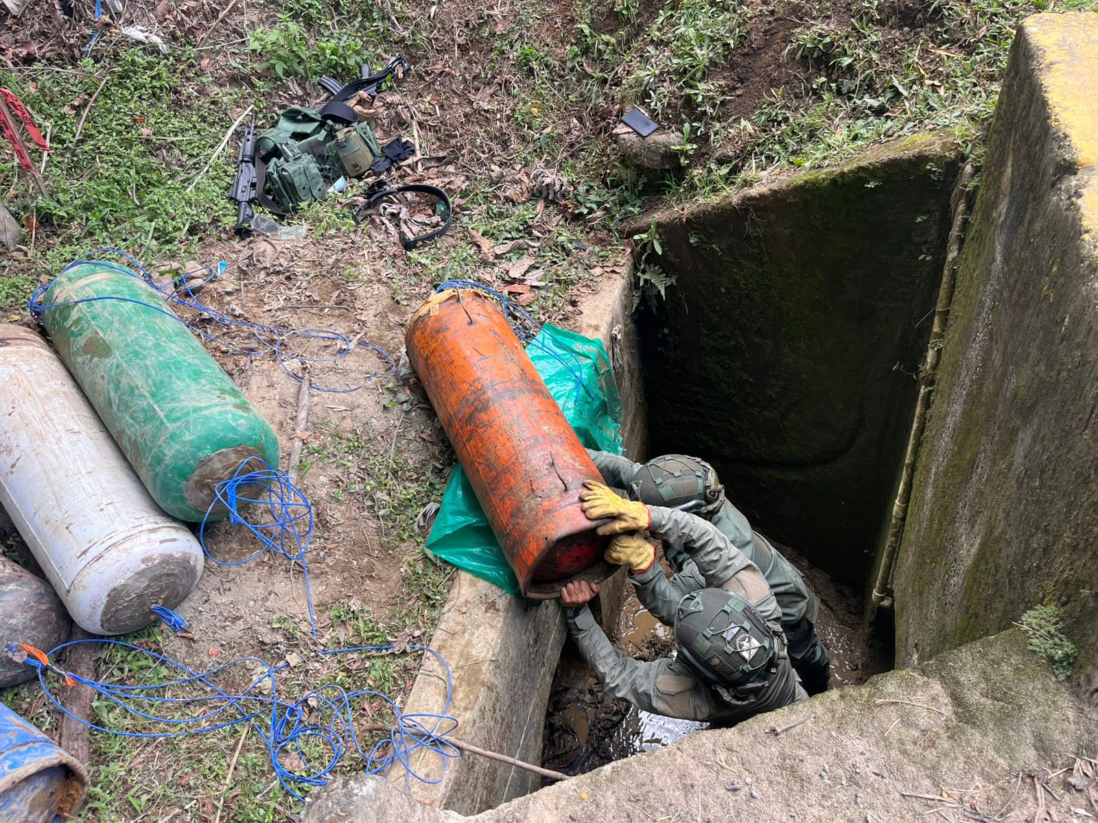 Unidades del Ej&eacute;rcito sacan varios cilindros bombas de un punto de la Panamericana puestos por las disidencias para ejecutar un acto terrorista. Foto: Ej&eacute;rcito Nacional.
