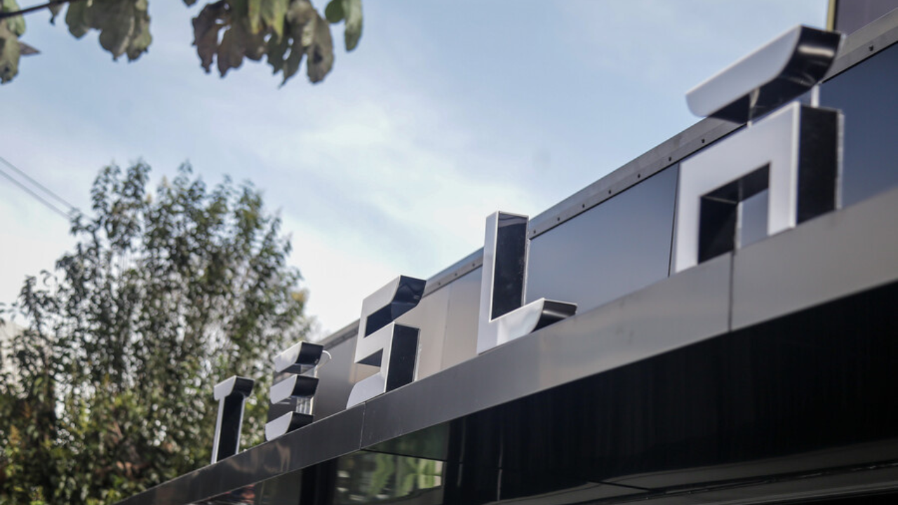 La SIC ordenó a Tesla Motors Colombia ajustar la información sobre entregas, garantías e infraestructura de carga en el país.