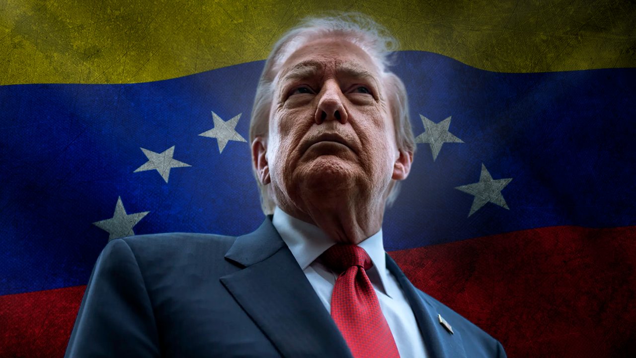 Donald Trump frente a la bandera de Venezuela con iluminación tenue.
